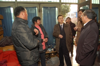 2011年春节前，公司董事长兼党委书记潘建清亲自到群益村村民家中走访慰问